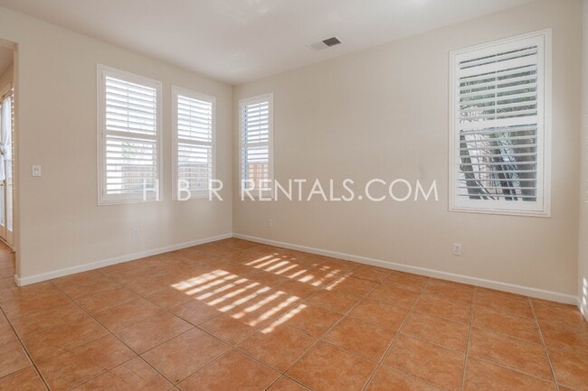 Building Photo - Comfort, Convenience & Space — Tracy Living at Its Best