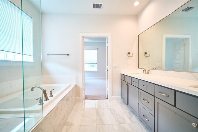 Building Photo - 2802 Grand Fountains Dr