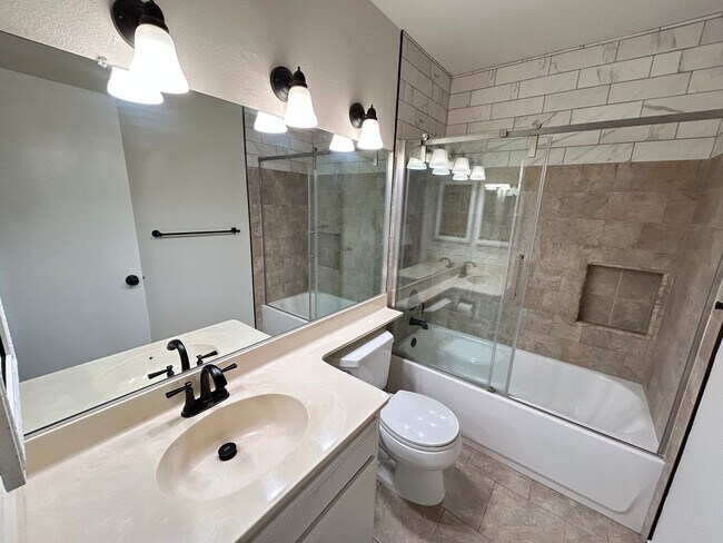 Building Photo - Dazzling Lake Summit Lake View Single Family Home!