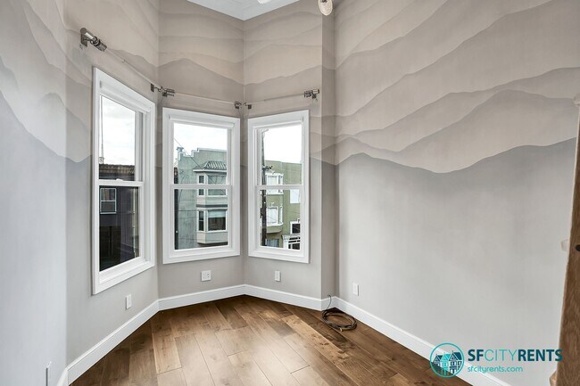 Building Photo - Russian Hill: Remodeled Top Floor Flat w/ In-Unit Washer & Dryer, A/C, Private Roof Deck, Sauna, ...