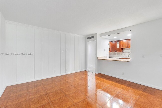 Building Photo - 398 Fern Dr