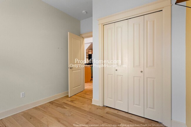 Building Photo - Two-Bedroom End Unit Condo in Goose Hollow! DEPOSIT SPECIAL