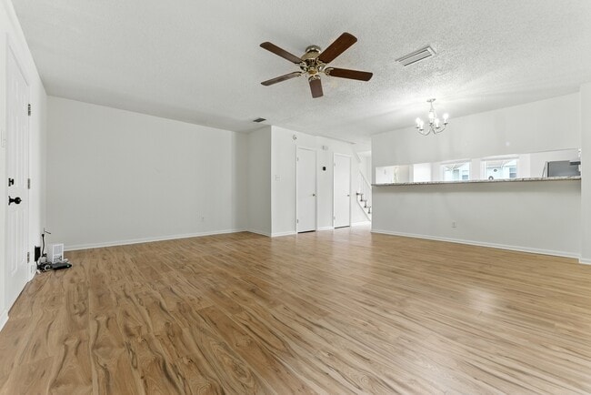 Building Photo - 1323 Longlac Rd