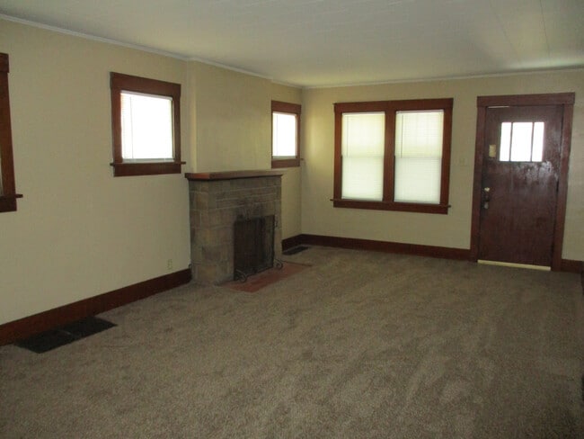 Building Photo - 2 BEDROOM HOME!