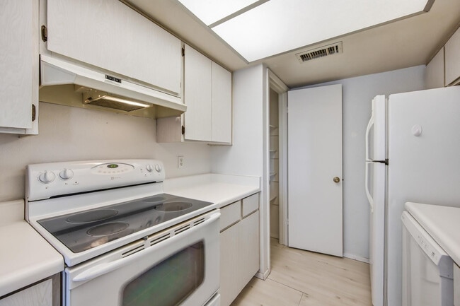 Building Photo - 754 E Eugie Ave