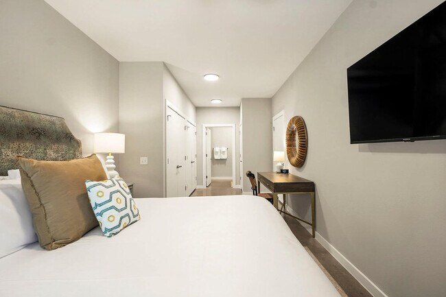 Building Photo - 2505 Thornton Rd