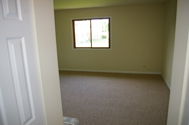 Building Photo - 315 Creekside Dr