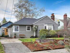 Building Photo - 1x1 in NE Portland!