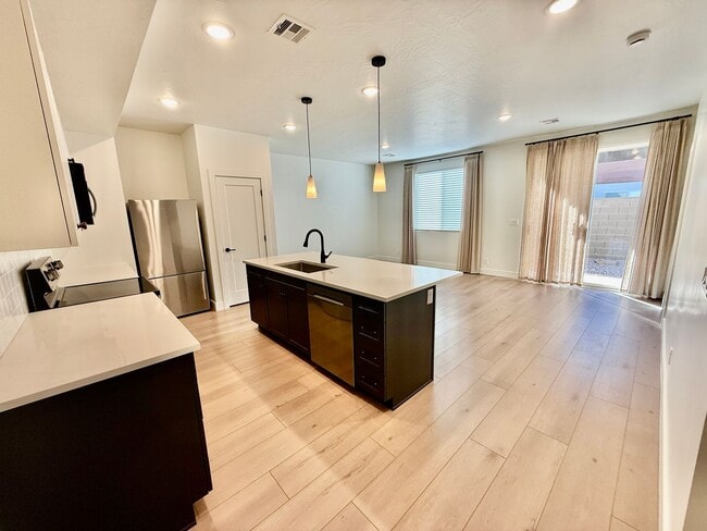 Building Photo - Spacious 3-BR Townhome in Washington