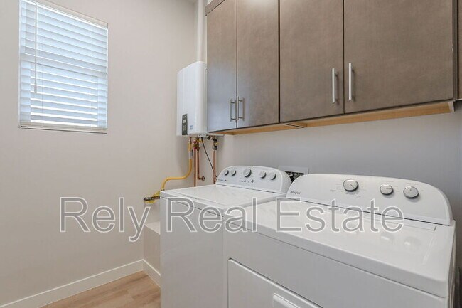 Building Photo - 6050 E Hidden Valley Dr