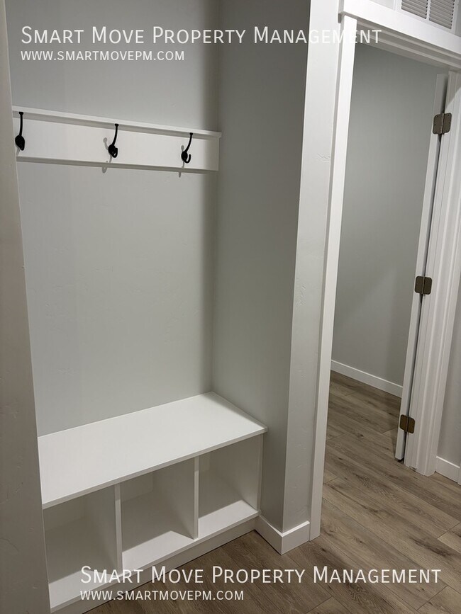 Building Photo - 611 W Snowy Owl St