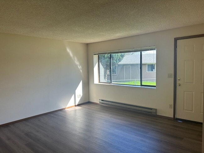 Building Photo - 2 BD Duplex with Garage!