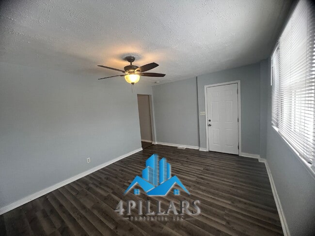 Building Photo - 1311 E Columbus Dr