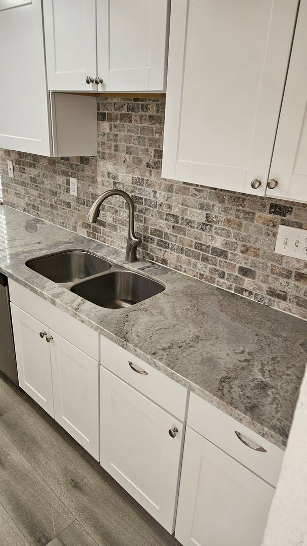 Building Photo - Large 3 bedroom 2 bath