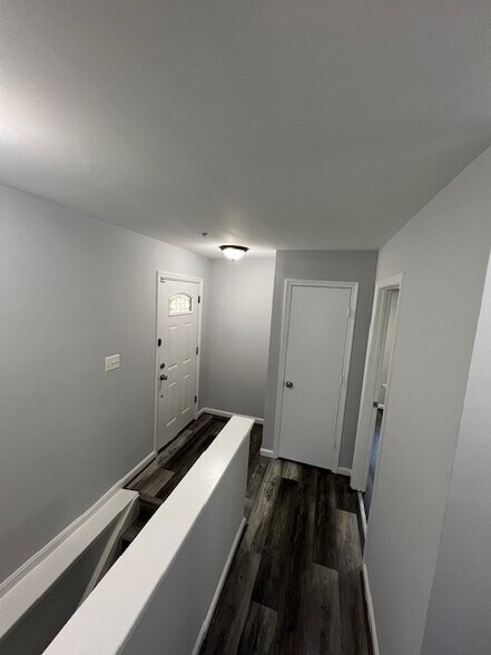 hall view - 4801 Waltonshire Cir