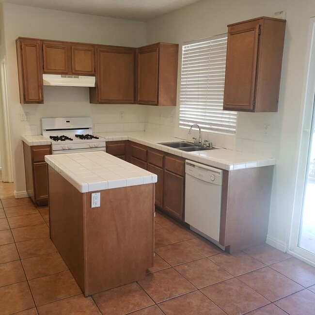 Building Photo - Nice 3 Bedroom/ 3 Bathroom Home in Moreno Valley!!!