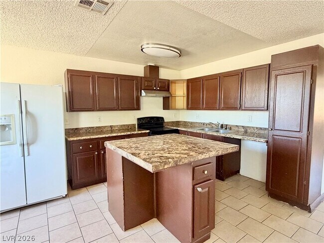 Building Photo - 3717 Lillis Ave