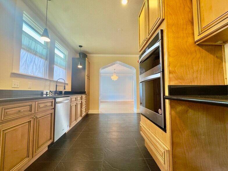 Building Photo - 2615 Maxwell Ave