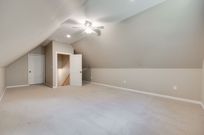 Building Photo - Beautiful 3 bedroom 2 bath Ranch with Bonu...