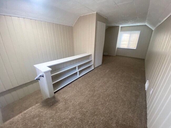 Building Photo - This beautifully updated 3-bedroom, 1-bath...