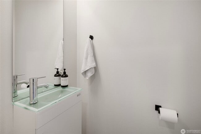 Building Photo - Modern 3-Bedroom Townhouse with Rooftop Deck & Parking | Seattle