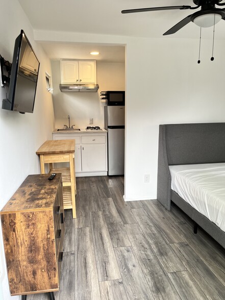 Building Photo - 1170 Esperanza St