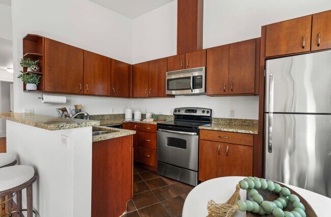 Building Photo - Top Floor 2-Bed Condo with Garage Parking