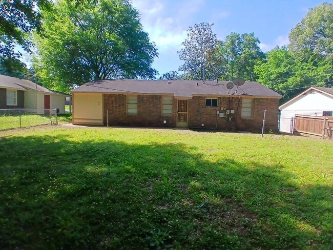 Building Photo - Charming 3 bedroom home - Open To Section 8