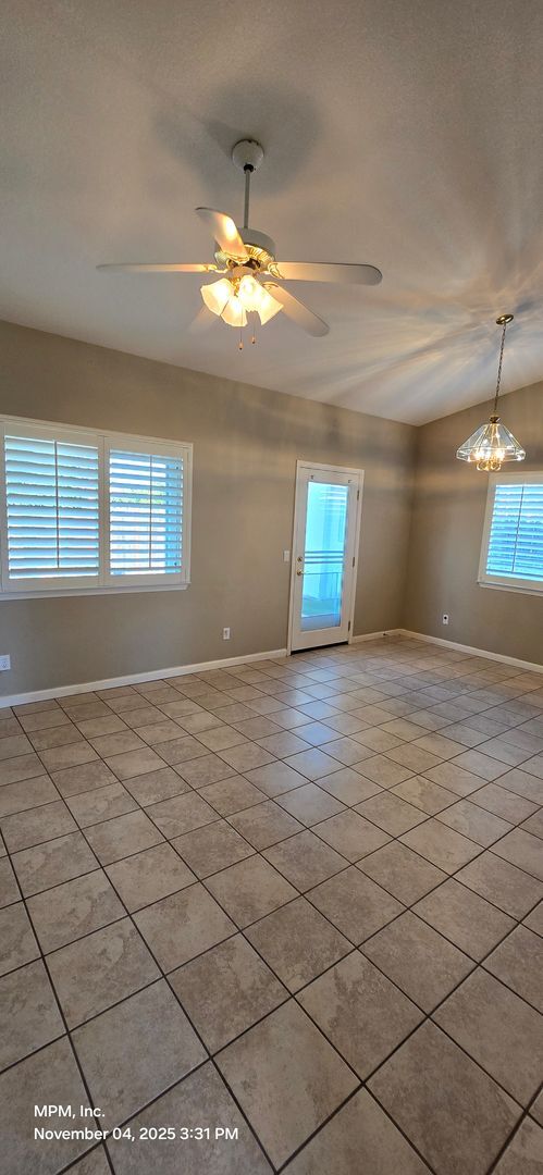 Building Photo - 3 bedroom 2 Bath home with garage, yard an...