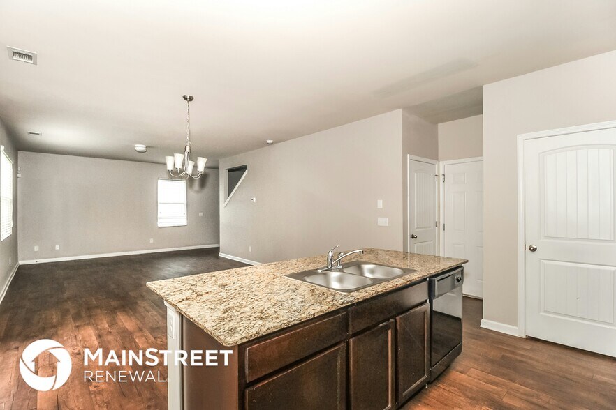 Building Photo - 2944 S Hills