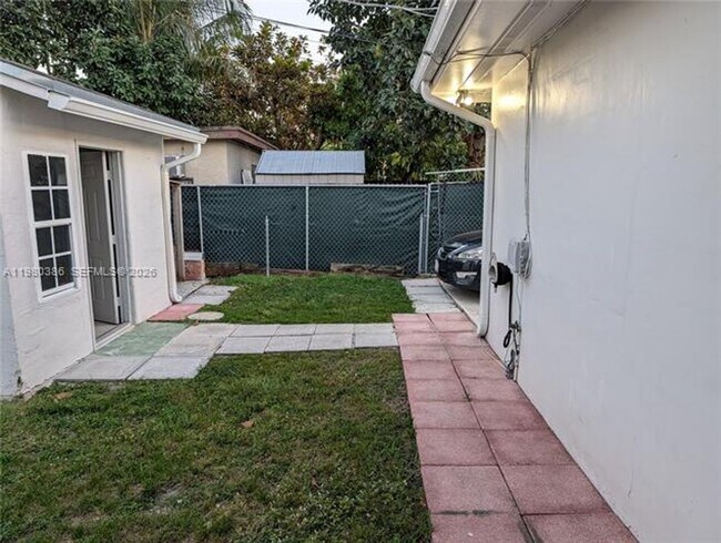 Building Photo - 1037 SW 76th Ave