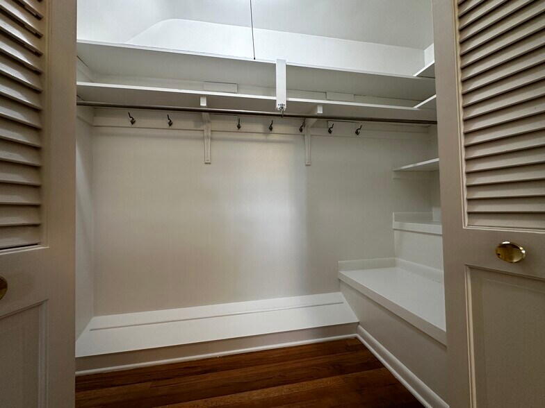 Walk-in in Primary - 3030 Hardale Blvd