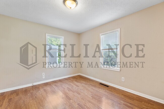 Building Photo - 4732 S Glenn Ave