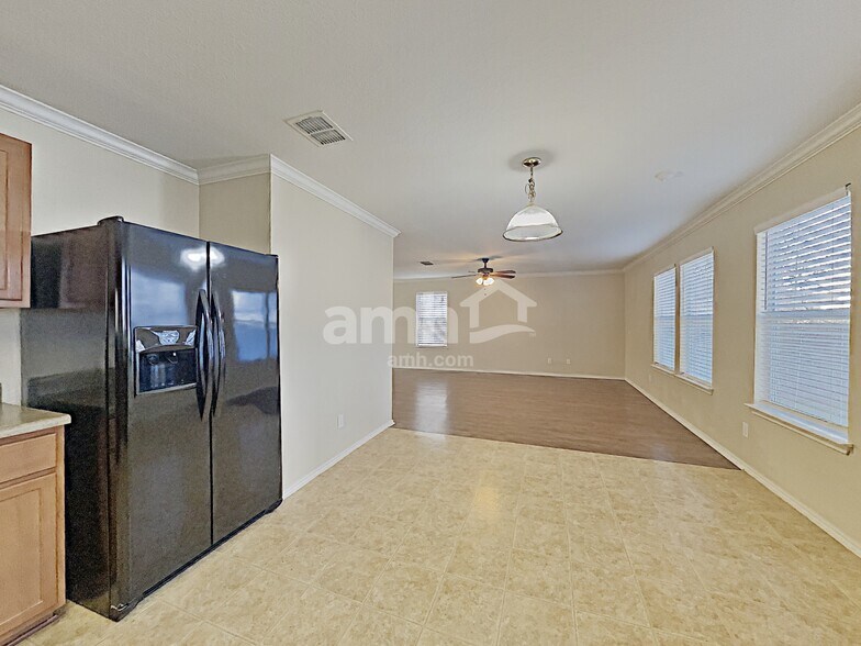 Building Photo - 5839 Sherbrooke Oak