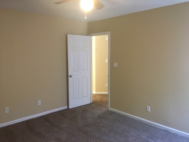 Building Photo - 3 bedroom 2 bathroom house