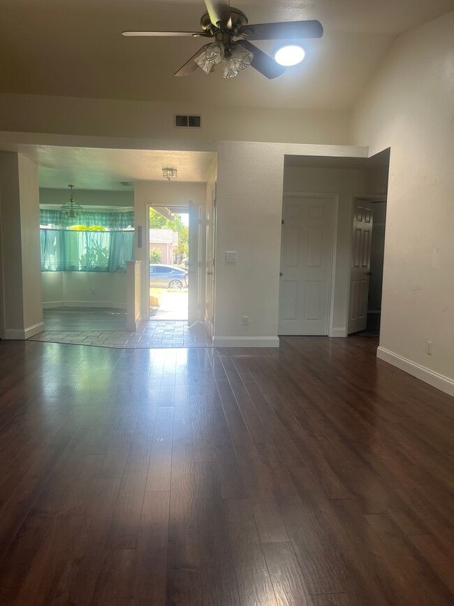 Building Photo - This rental won't last long. Don't miss ou...