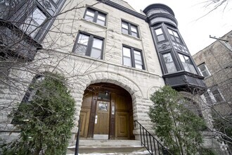 Building Photo - 814 W Roscoe St