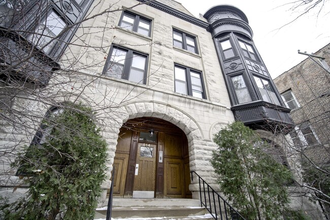 Primary Photo - 814 W Roscoe St