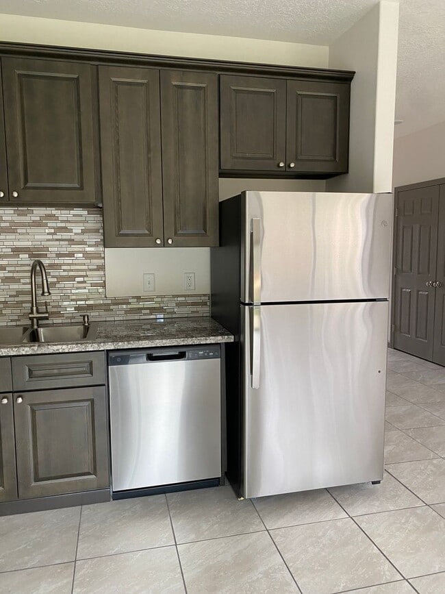 Building Photo - **SPRING SPECIAL- $200 off first months rent**  3 Bedroom Duplex in Veneta