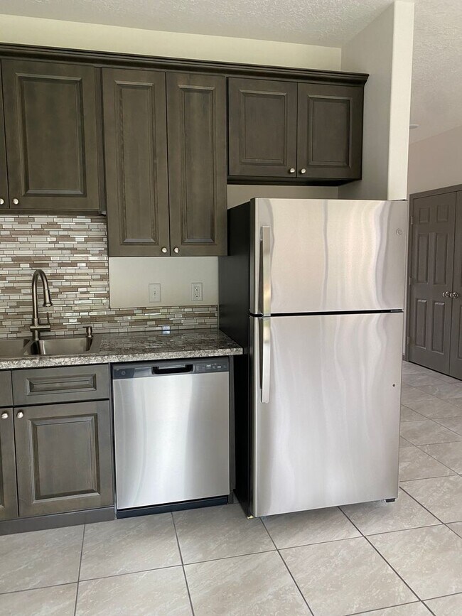 Building Photo - **SPRING SPECIAL- $400 off first months rent**  3 Bedroom Duplex in Veneta