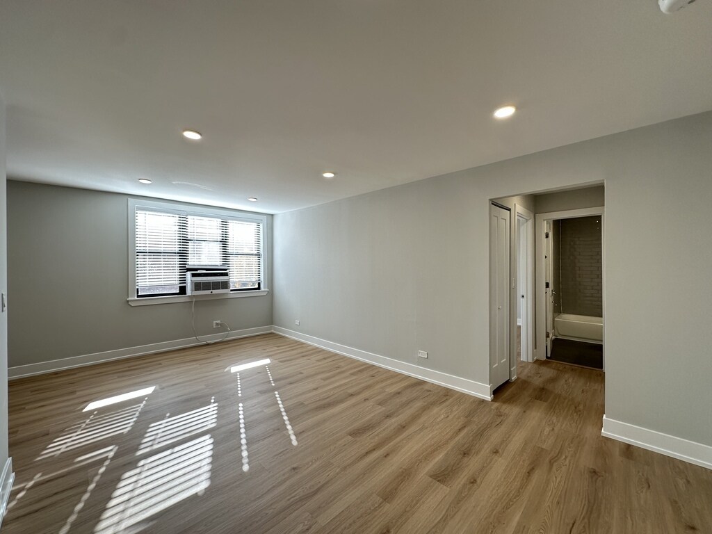 Building Photo - 535 W Aldine Ave