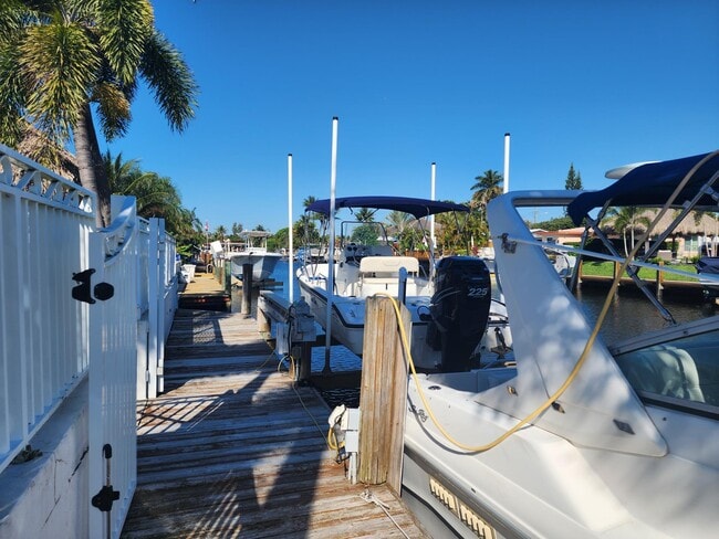 Building Photo - 191 SE 9th Ct