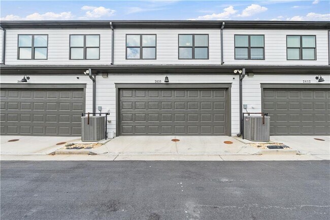 Building Photo - 2410 Lakeshore Ln