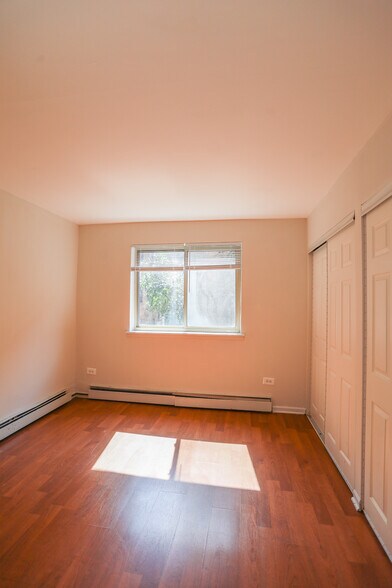 Building Photo - 1064 W Catalpa Ave