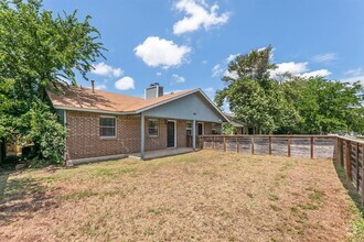 Building Photo - 2011 E Stassney Ln