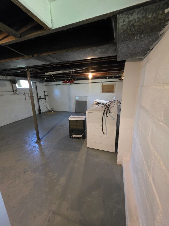Building Photo - 2 Bed 1 Bath Single Family Home
