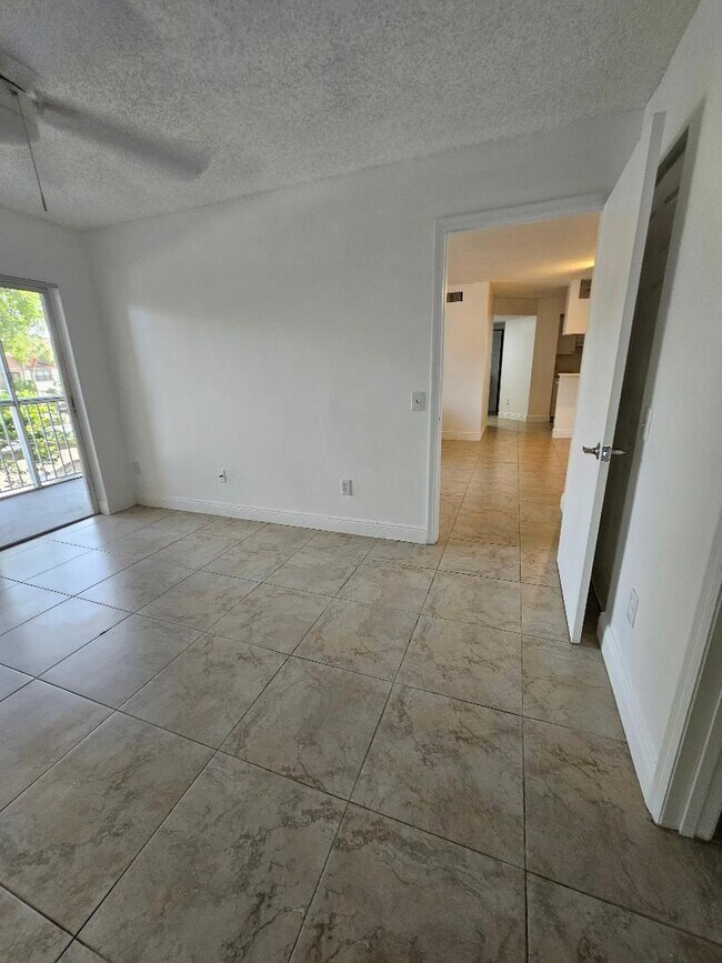 Building Photo - 460 S Park Rd