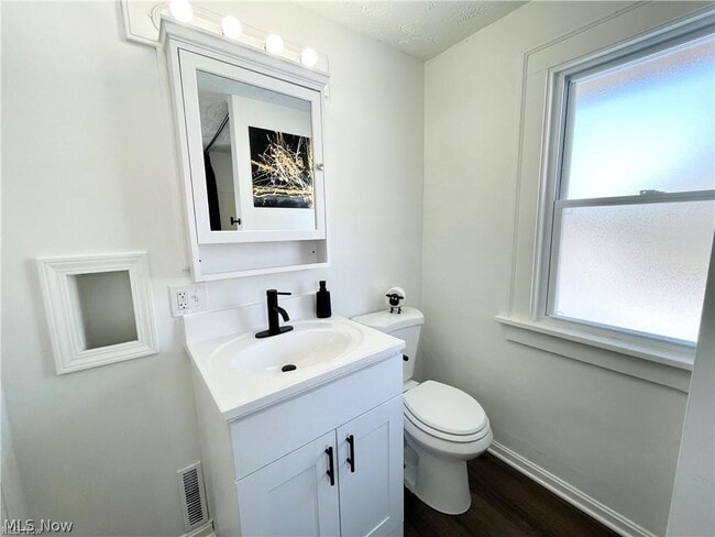 Building Photo - 250 Center Rd