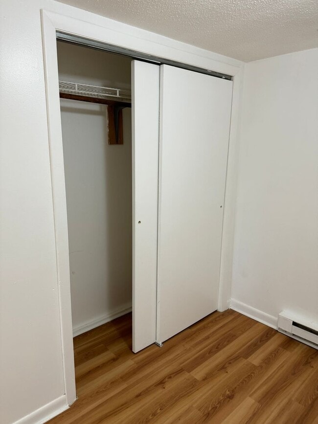 Building Photo - One bedroom