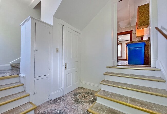 Building Photo - Huge 4 BR / 2 BATH Home | Central Air | Appliances + Washer/Dryer | 2 Car Garage | Eat in Kitchen